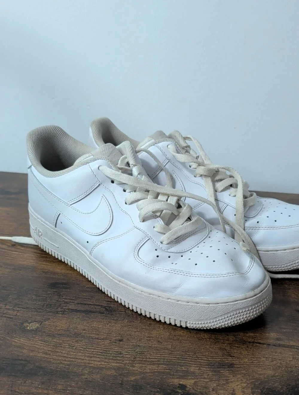 Nike Men's Low-Top Sneakers in White with Beige Accents